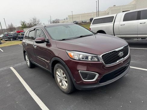 Used 2017 Kia Sorento LX w/ LX Convenience Package image 3
