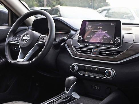 Used 2025 Nissan Altima 2.5 SV image 21