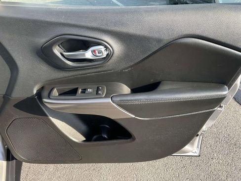 Used 2019 Jeep Cherokee Latitude Plus image 45