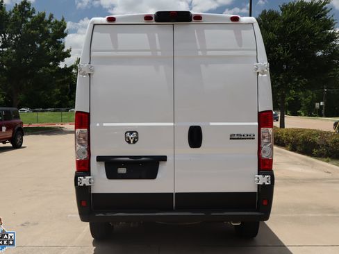 Used 2024 RAM ProMaster 2500 w/ Convenience Group FWD image 4