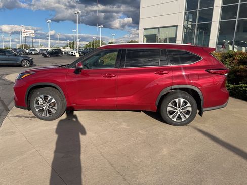 Used 2022 Toyota Highlander XLE image 2
