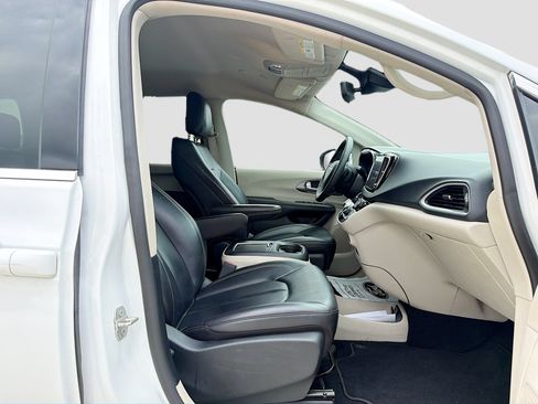 Used 2023 Chrysler Pacifica Touring-L FWD image 29