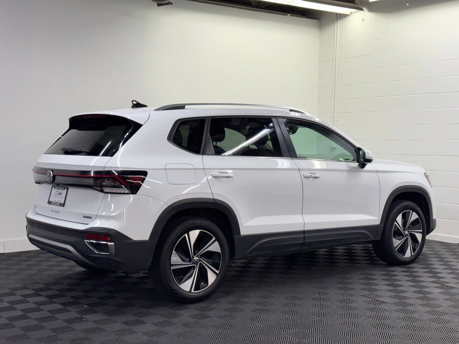 Used 2025 Volkswagen Taos SE AWD/4WD image 2