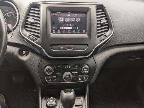 Used 2019 Jeep Cherokee Latitude Plus AWD/4WD image 19