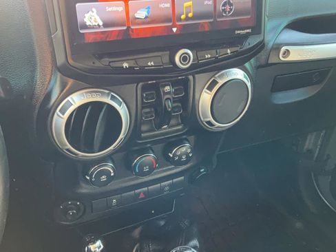 Used 2015 Jeep Wrangler Unlimited Rubicon w/ Connectivity Group image 17