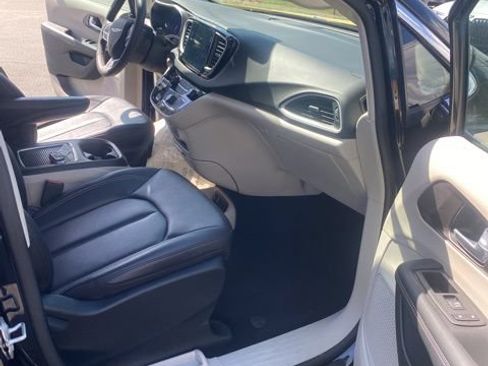 Used 2024 Chrysler Pacifica Touring-L FWD image 14