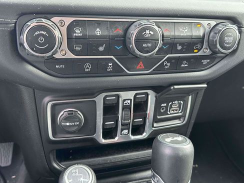 Used 2025 Jeep Wrangler Unlimited Sahara AWD/4WD image 26