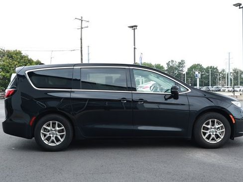 Used 2024 Chrysler Pacifica Touring-L FWD image 3