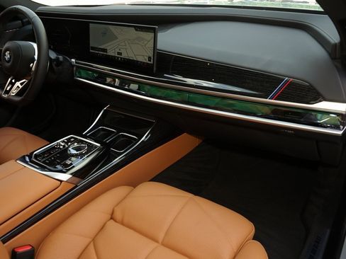 Used 2025 BMW 740i image 5