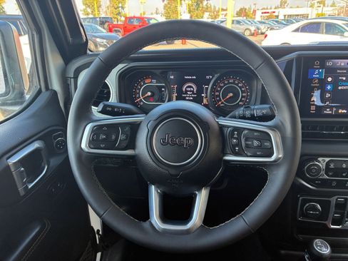 Used 2025 Jeep Wrangler Sahara image 27