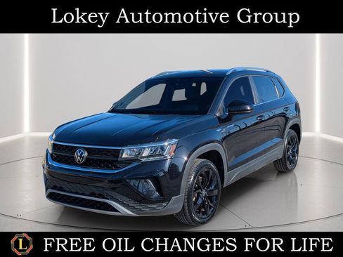 Used 2023 Volkswagen Taos SE w/ Black Wheel Package FWD image 1