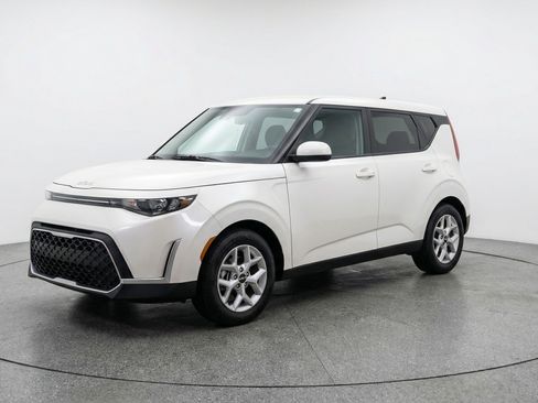 Used 2025 Kia Soul LX w/ LX Technology Package image 3