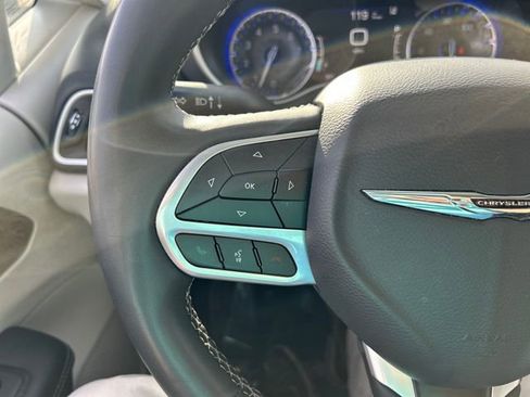 Used 2023 Chrysler Pacifica Touring-L image 14