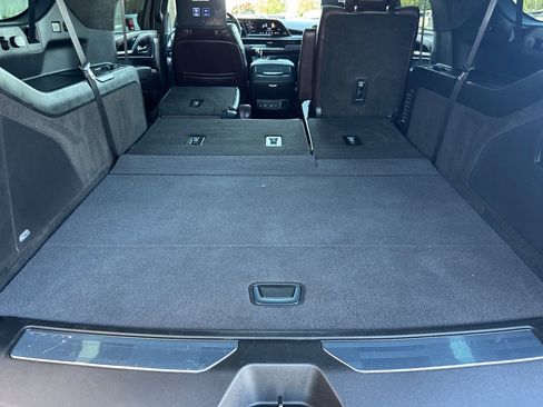 Used 2024 Cadillac Escalade ESV V AWD/4WD image 19