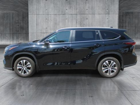 Used 2025 Toyota Highlander XLE AWD/4WD image 2