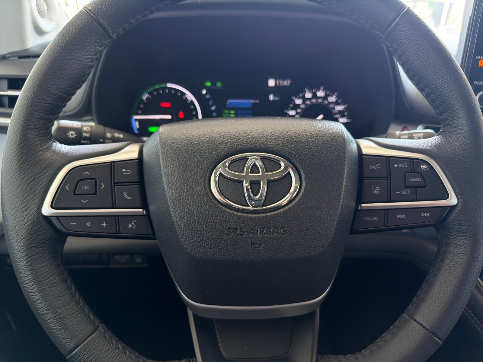 Used 2025 Toyota Sienna XLE w/ XLE Plus Package FWD image 23