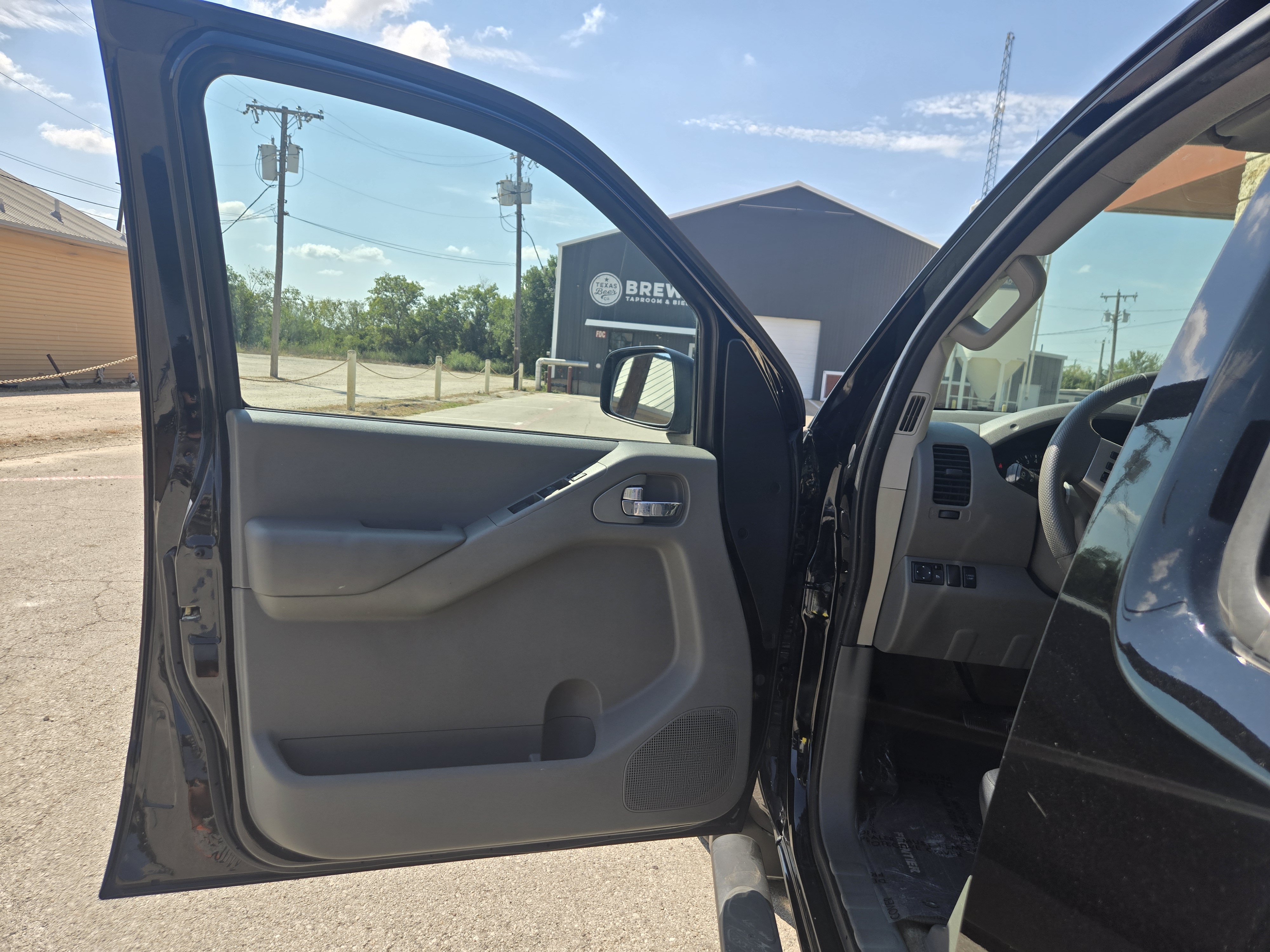Used 2013 Nissan Frontier SV w/ SV Value Truck Pkg RWD image 4