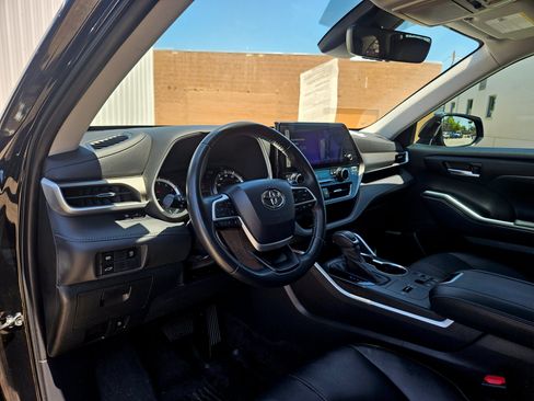 Used 2023 Toyota Highlander XLE FWD image 13