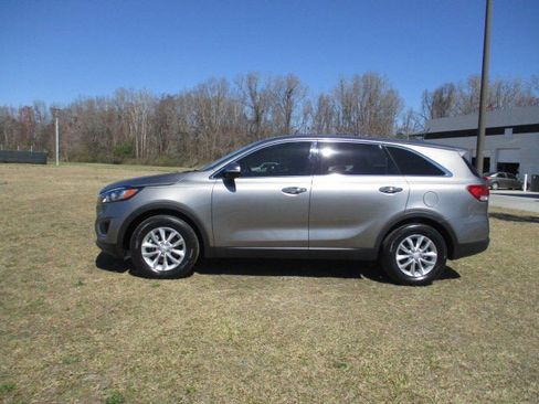 Used 2017 Kia Sorento LX w/ LX Convenience Package image 6