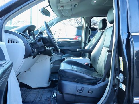 Used 2014 Chrysler Town & Country Touring FWD image 25