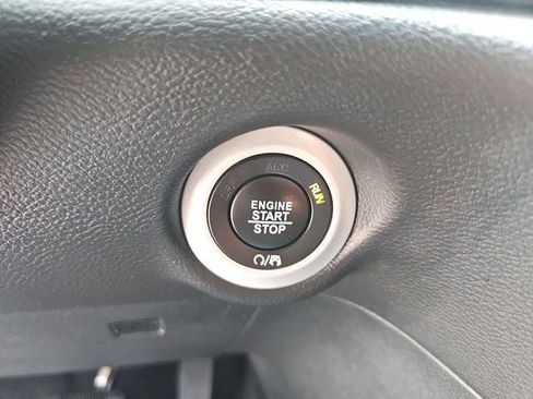 Used 2025 Chrysler Pacifica Select FWD image 16