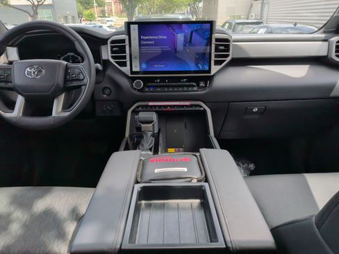 Used 2025 Toyota Tundra Limited AWD/4WD image 29