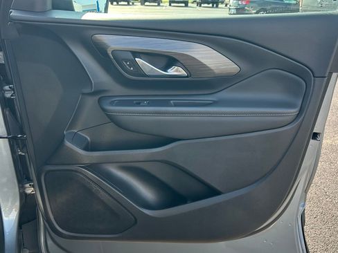 Used 2023 GMC Terrain SLE w/ Driver Convenience Package image 9