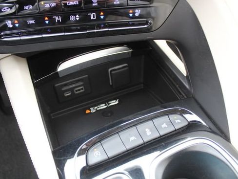 Used 2022 Buick Envision Avenir w/ Technology Package II FWD image 32
