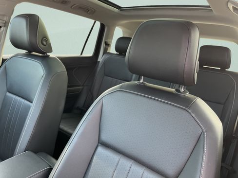 Used 2024 Volkswagen Tiguan SE w/ Panoramic Sunroof Package AWD/4WD image 14