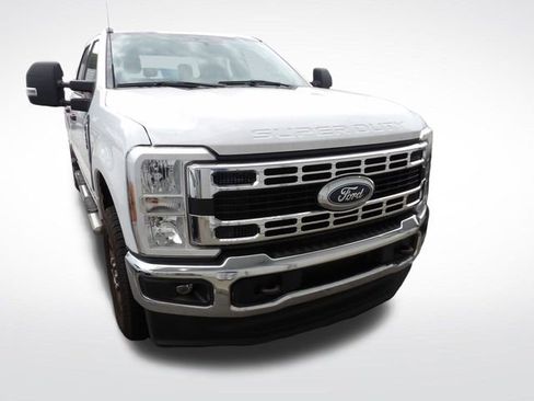 Used 2024 Ford F250 XLT w/ FX4 Off-Road Package AWD/4WD image 3