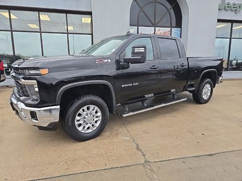 Used 2024 Chevrolet Silverado 2500 LT image 3