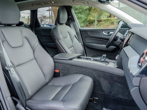 Used 2025 Volvo XC60 B5 Plus image 21