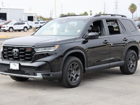 Certified 2025 Honda Pilot TrailSport image 3