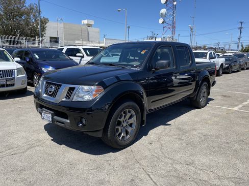 Used 2020 Nissan Frontier SV RWD image 2