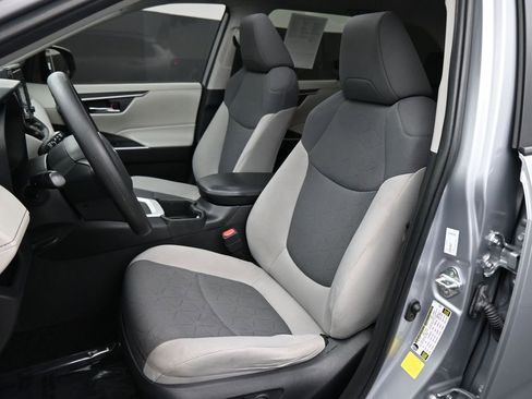 Used 2022 Toyota RAV4 XLE w/ Convenience Package image 15