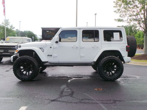 Used 2022 Jeep Wrangler Unlimited Sahara AWD/4WD image 5