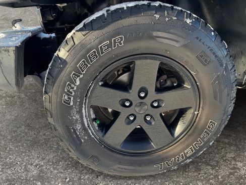 Used 2018 Jeep Wrangler Unlimited Sport w/ Dual Top Group image 12