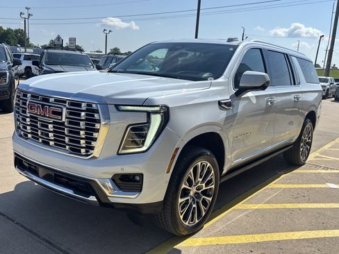 Used 2026 GMC Yukon XL Denali w/ Denali Reserve Package AWD/4WD image 10