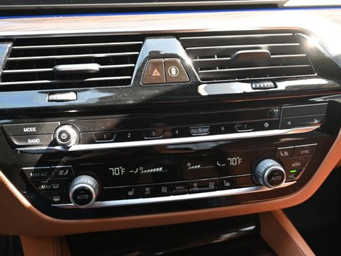 Used 2022 BMW 540i xDrive w/ M Sport Package image 28