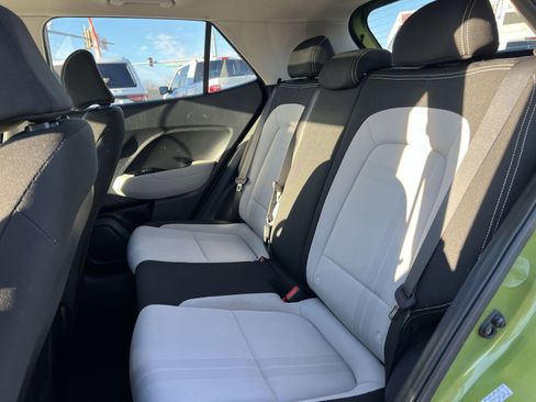 Used 2022 Hyundai Venue SEL image 24