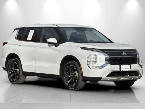 Used 2024 Mitsubishi Outlander SE image 9