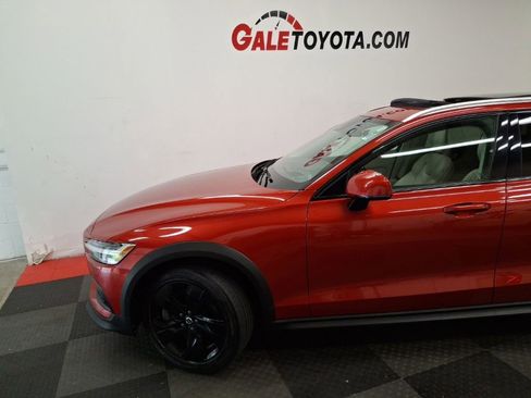 Used 2020 Volvo V60 T5 Cross Country AWD/4WD image 5