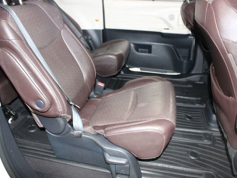 Used 2021 Toyota Sienna Platinum AWD/4WD image 31
