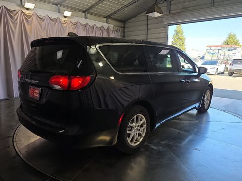Used 2023 Chrysler Voyager LX FWD image 3