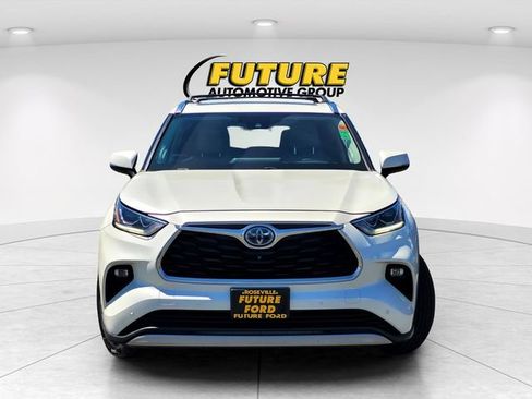 Used 2021 Toyota Highlander Platinum AWD/4WD image 2