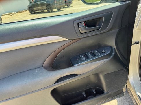 Used 2016 Toyota Highlander LE AWD/4WD image 11