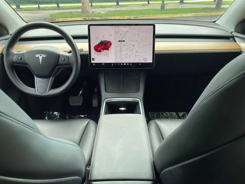 Used 2024 Tesla Model Y Long Range AWD/4WD image 25