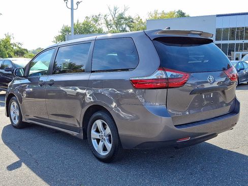 Used 2020 Toyota Sienna L image 4