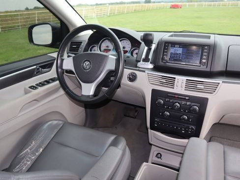 Used 2010 Volkswagen Routan SE FWD image 25