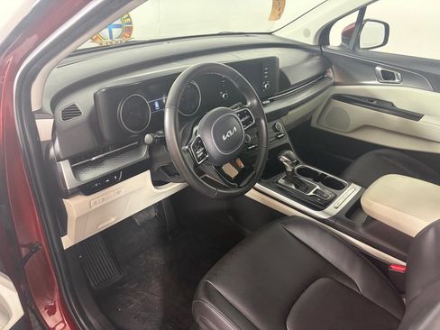 Used 2023 Kia Carnival LX FWD image 7